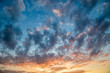 Zachód słońca z kolorowymi chmurami
