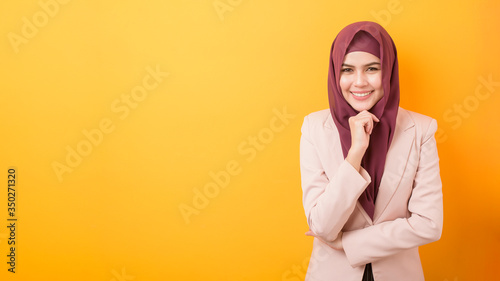 Fotomural Beautiful business woman with hijab portrait on yellow background
