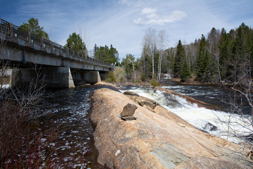 Wall Mural - Chute d'eau en forêt canadienne