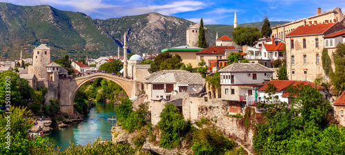 Fototapeta na drzwi i meble Piękne kultowe stare miasto Mostar ze słynnym mostem w Bośni i Hercegowinie, popularnym miejscem turystycznym