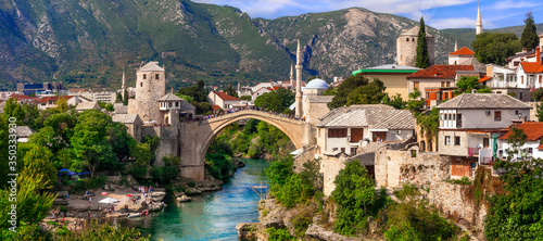 Fototapeta na drzwi i meble Piękne kultowe stare miasto Mostar ze słynnym mostem w Bośni i Hercegowinie, popularnym miejscem turystycznym