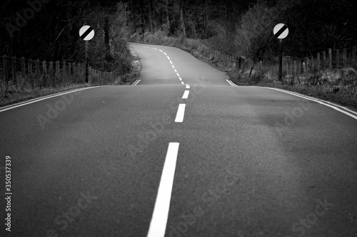 Fotografía open road in Enlgland and speed limit signs