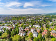 Panoramablick auf die Stadt Wiesbaden, den Neroberg, das Opelbad, die Russisch-Orthodoxe Kirche und die wunderschönen Umgebung.