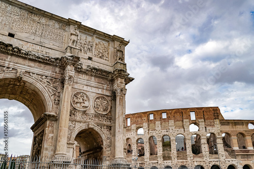 Fotomural arch of titus near ancient colosseum in rome