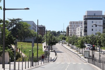 La rue Rosa Parks bordée d'immeubles modernes d'habitation dans le quartier de la Duchère à Lyon - Ville de Lyon - 9 ème arrondissement - Département du Rhône - France