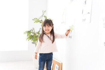 Wall Mural - 教室で楽しく英語を勉強する子ども