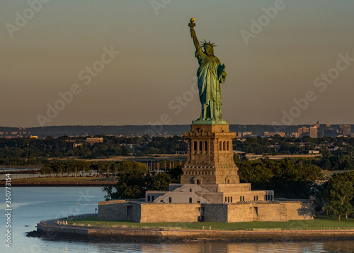 Cuadros en Lienzo Statue Of Liberty Against Sky During Sunset