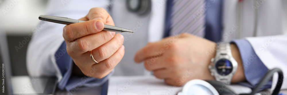 Analysis patient data and current indicators.