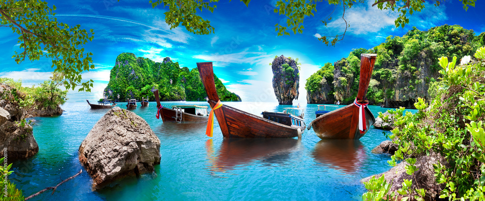 Paisaje pintoresco de Phuket. Mar y isla de Ko Tapu o isla de James Bond en el parque natural de Ao Phang Nga en Tailandia con barcos típicos. Aventuras y destinos exóticos de viaje. - obrazy, fototapety, plakaty 