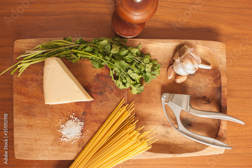 Fotografía ingredientes para cocinar pasta en plano cenital