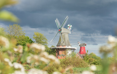 Zwillingswindmühlen von Greetsiel, Windmühle an der deutschen Nordseeküste