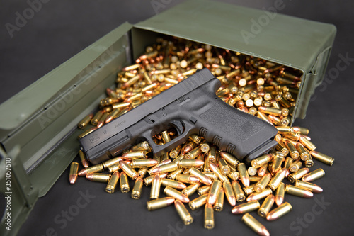 Cuadros en Lienzo Glock 17 with 9mm ammo & ammo box
