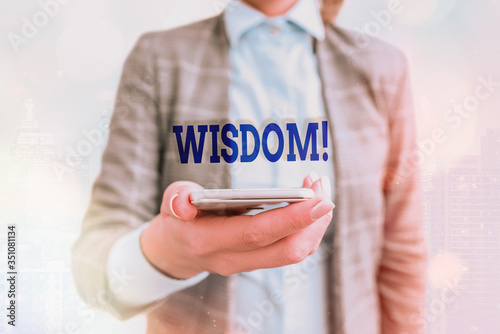 Fotografía Conceptual hand writing showing Wisdom