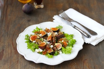 Wall Mural - fig salad, fried bacon, blackberry, feta cheese, pumpkin seeds, balsamic sauce