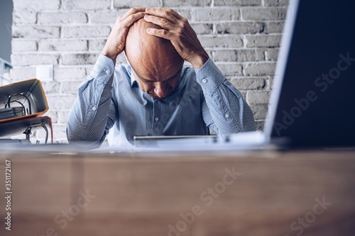 Fotografía Nervous upset man with financial problems