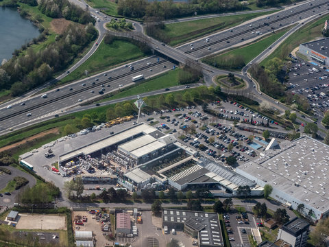 vue aérienne d'un échangeur et d'un centre commercial à marne-la-vallée à l'est de paris