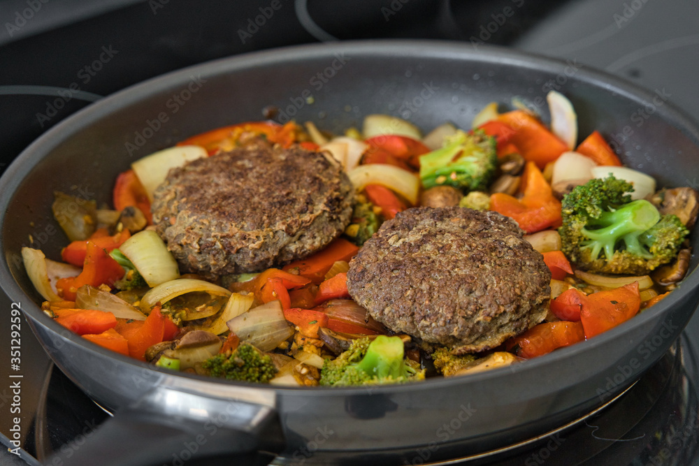 Italienische Gemüsepfanne mit Hackfleisch Frikadellen, bunt, gesund und ...