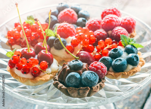 Cuadros en Lienzo Cake Minis de Berrys Frescos Postres - Fotografía de Alimentos Postres