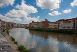 Fototapeta Na drzwi - The Arno River that runs alongside the houses of Pisa