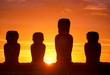 © ONEWORLD PICTURE - Chile, Osterinseln, Moais in der Anlage Tahai, Sonnenaufgang in Tongariki