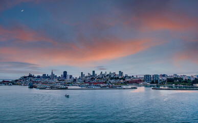 Fototapete - The skyline of San Francisco just before sunrise