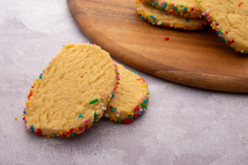 Galletas con grageas de colores en fondo claro