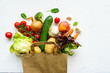 Regionales frisches Gemüse in einer wiederverwendbaren Einkaufstasche auf einem weißen Hintergrund. Draufsicht, gesunde Ernährung, Vegan