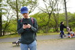 © Yuko - 携帯電話　地図アプリ　調べもの　ハイキング　成人男性　父　キャップ　歩きスマホ