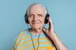 © rawpixel.com - Happy senior man listening to music with headphones