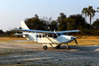 Buschflugzeug bereit zum Start über das Okawango-Delta