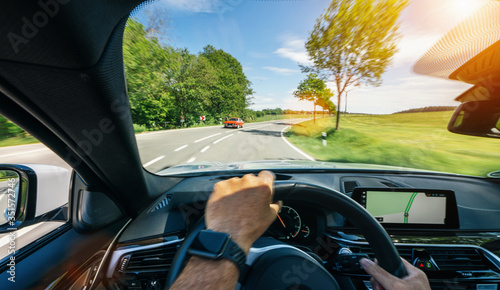Obraz Dibond ręce kierowcy samochodu na kierownicy, podróż, jazda autostradą