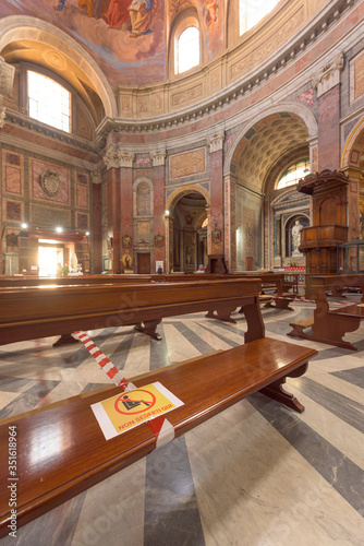 Cuadros en Lienzo Rome, Italy - 19 May 2020: A Do not sit here sign on a church bench in San Giacomo Basilica, Rome, Italy