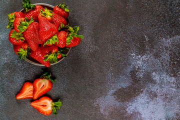 Wall Mural - Delicious ripe strawberries in a plate on a gray background.