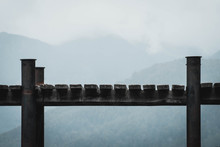 Puente De Madera En Día Nublado