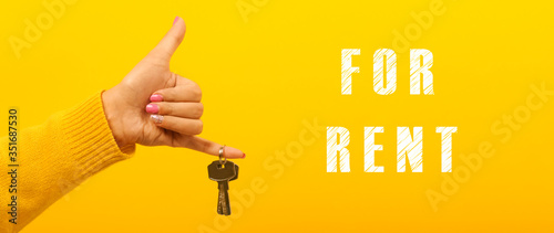 Cuadros en Lienzo hand holding house keys near inscription for rent, concept rental property, pano