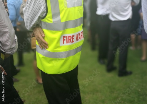 Fotomural Fire warden man in the training of emergency fire drill