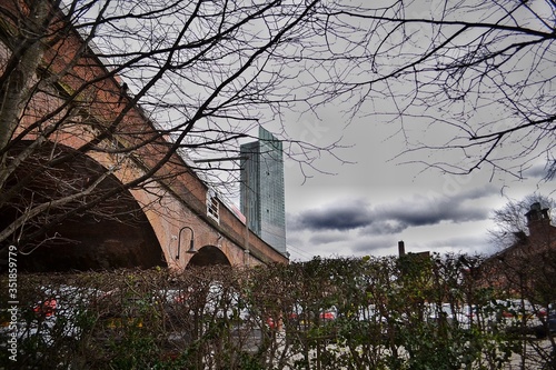 Fotografía Low Angle View Of Arch Bridge By Beetham Tower In City Against Sky