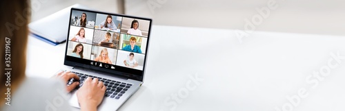 Fotografía Businesswoman Using Laptop At Desk