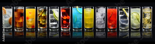 Fotomural Panoramic View Of Various Cocktails In Glasses On Table