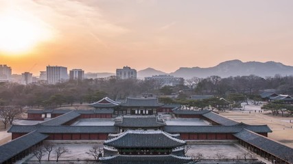 Wall Mural - Changgyeonggung palace at sunset in seoul city, south korea [zoom in.mov]