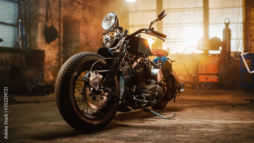 Fotografía Custom Bobber Motorbike Standing in an Authentic Creative Workshop