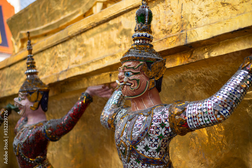 Cuadros en Lienzo Gold demons guard facades and entrances at Grand Palace, Bangkok, Thailand