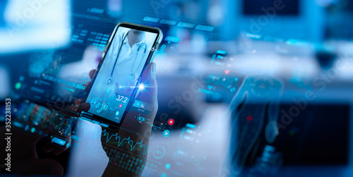 Mata magnetyczna Koncepcja telemedycyny, Ręka trzyma smartfon Lekarz medycyny online komunikujący pacjenta na interfejsie medycznym VR z technologią konsultacji internetowych.
