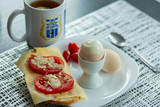 Fototapeta Na sufit - Zdrowe śniadanie jako na miękko i kanapka z serem i pomidorami oraz herbata 