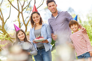 Wall Mural - Familie mit Kindern feiern Geburtstag mit Kuchen