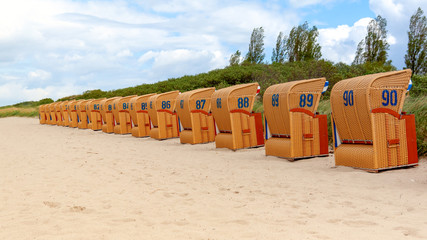 Wall Mural - Strandkörbe an der Ostsee in der Nebensaison