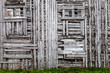 Kuriose Fassade an einer alten Scheune auf den Lofoten in Norwegen