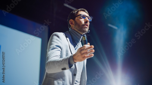 Photographie Portrait of Motivational Speaker, Talking about Happiness, Self, Success, Empowerment, Efficiency and How to Be More Productive Self