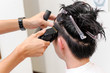 バリカンで若い男性のサイドのヘアを刈り上げるシーン