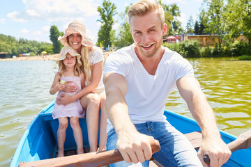 Wall Mural - Vater mit seiner Familie im Ruderboot